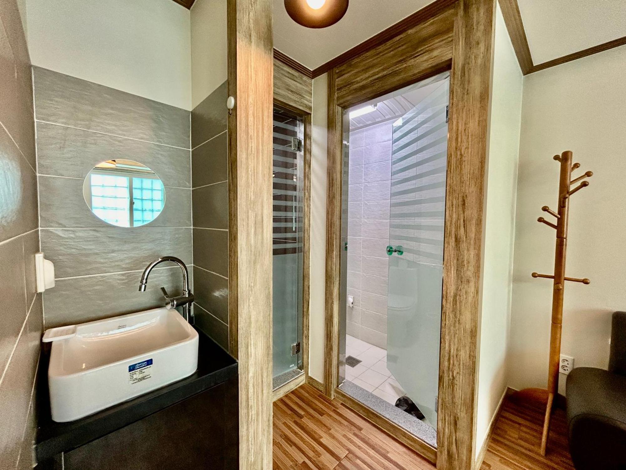 Okpo Business Hotel Geoje Exterior photo
